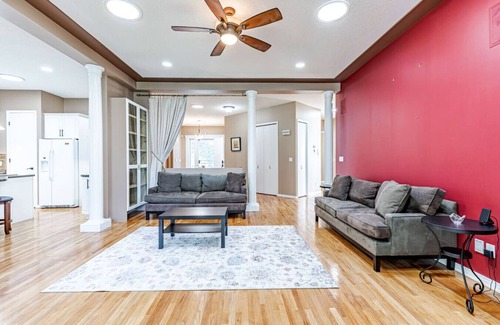 West Edmonton Apartment | Luxury Escape, A/C, Ping-Pong, 👨‍👩‍👧‍👦 Friendly, BBQ, Heated Garage