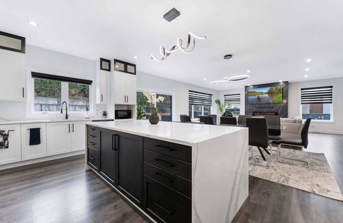Downtown Gatineau House | Luxury Gatineau Home 11km to DT Ottawa: Hot Tub, BBQ & Fire Pit