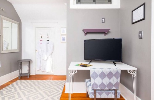 Downtown Kelowna House | Magpie - Kebbie's Place · Charming Heritage Home Downtown Kelowna