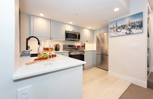 Village North House | Modern Mountain- 3 Bed/2.5 Bath- Private Hot Tub!