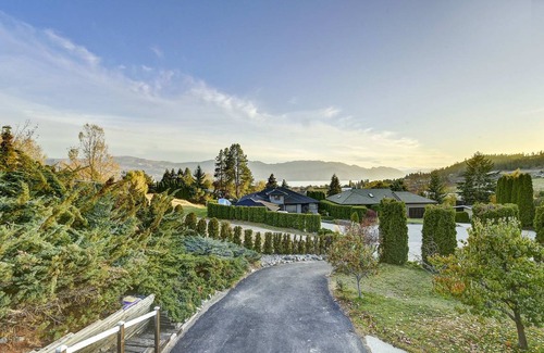 Central Okanagan House | Motel ∙ 8 guests