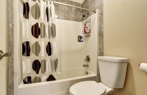 Central Okanagan House | Motel ∙ 8 guests