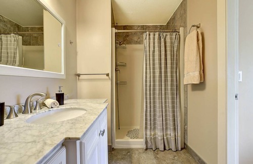 Central Okanagan House | Motel ∙ 8 guests