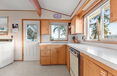 Bamberton Cottage | Oceanfront Cabin in Millbay close to Brentwood College and Millbay Village