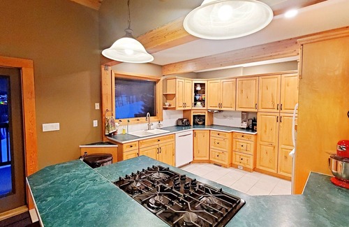 Sunburst Estates Ski Chalet | Pinetree Chalet: 6Bd/5Ba PanoramicView On-Slope Tod Mtn Ski-in OpenAir Tub