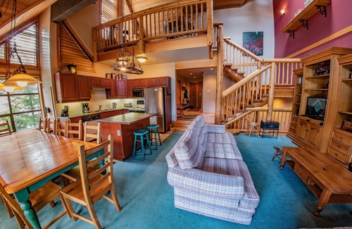 Upper Village Condo | Pinnacle Ridge 38 – Ski in Ski out, Wood Fireplace