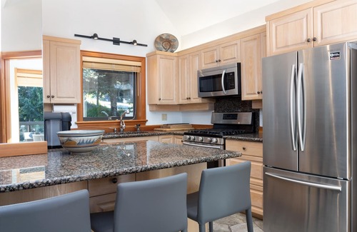 Upper Village House | Pinnacle Ridge 6 - Ski in Ski out, Private Hot Tub, Gym, Wood Fireplace