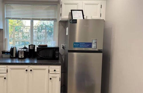Gordon Head Bed & Breakfast | Renovated Suite 6 Minutes to UVIC and Beach – Modern Comforts & Pet-Friendly