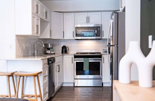 Revelstoke Condo | Revelstoke - Powder Village Retreat-A/C and Private Hot Tub