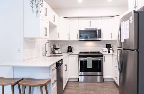 Revelstoke Condo | Revelstoke - Powder Village Retreat-A/C and Private Hot Tub