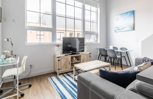 Kirkendall North Apartment | Simply Comfort. UV DISINFECTED 2BR 2 STOREY LOFT. Free Parking.Gym