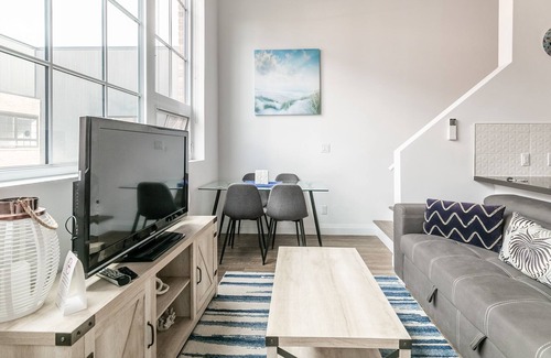Kirkendall North Apartment | Simply Comfort. UV DISINFECTED 2BR 2 STOREY LOFT. Free Parking.Gym