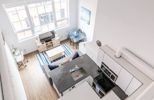 Kirkendall North Apartment | Simply Comfort. UV DISINFECTED 2BR 2 STOREY LOFT. Free Parking.Gym