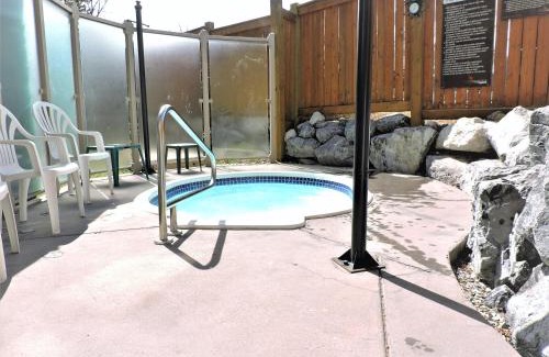 Canmore House | Spacious Mountain 2 Bedroom with Hot tub managed by Little Sister Getaways