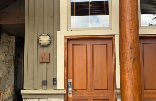 Village North House | Spacious Whistler Townhome – Walk to Lifts!