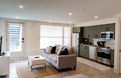 Lower Lonsdale Apartment | Spirit Trail Cozy Studio