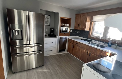 Leamington House | Sunsets by the Bay - Your Waterfront Oasis