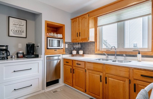 Leamington House | Sunsets by the Bay - Your Waterfront Oasis