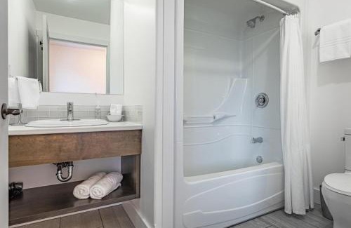 Norris Point Hotel | The Tides Inn