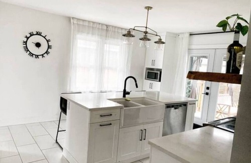 Niagara-on-the-Lake House | Wine Country Family Retreat – Outdoor Movies & Cozy Firepit!