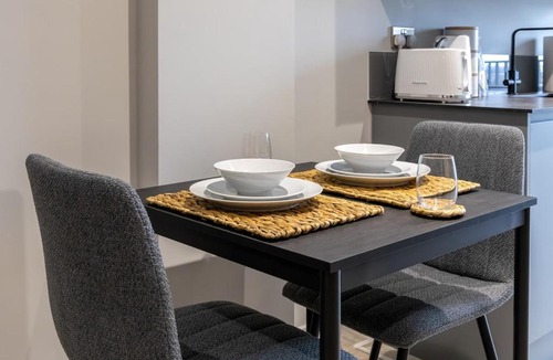 Welford Apartment | 1 Bed Apartment 2 Min Walk to LRI Balcony