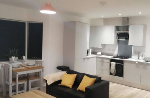 Hinckley Apartment | 1 Bed Apartment Sleeps 2 - Parking & Wifi