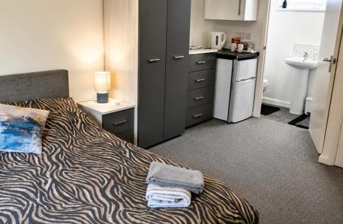 Corby House | 1 bed Sleeps 2 Free Parking shared house