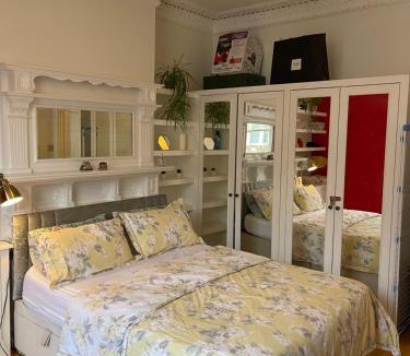 Kilburn Apartment | 10 min to The Heart of London - Zone 2 - Charming 2 bed Apartment