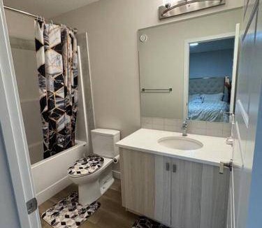 Southwest Calgary Villa | 1000 m² Villa ∙ 3 bedrooms ∙ 8 guests