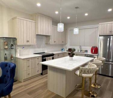 Southwest Calgary Villa | 1000 m² Villa ∙ 3 bedrooms ∙ 8 guests