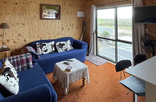 Waikato District Cabin | 12 mins to Hampton Downs, 10 mins to the dragway and 25 mins to Pukekohe Park.