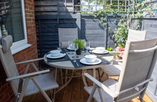 Bishop's Stortford Apartment | 121 Studio - Apartment with Kitchen, Terrace, Stansted Airport Shuttle