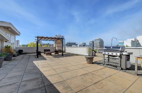 North Park Apartment | #125 Quadra - 1 Bedroom Condo in Downtown Heritage Building sleeps 2
