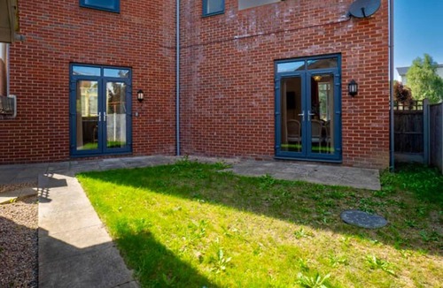 Bletchley House | 14 Guests-6 Bedroom House, Free Parking