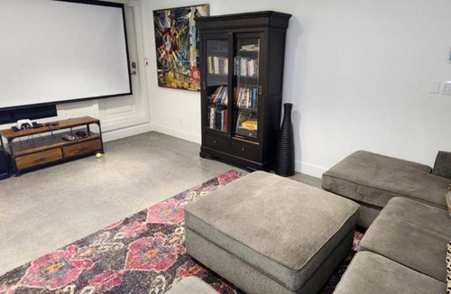 West Vancouver Bed & Breakfast | 158 m² Bed and breakfast ∙ 2 bedrooms ∙ 6 guests
