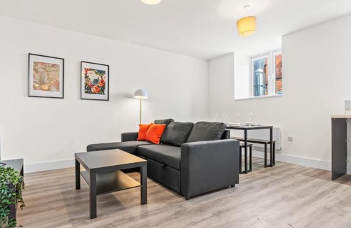 Northampton Apartment | 1BR Apartment with Sofa Bed I Prime Town Centre Location I Gold St D-Lux, Modern Amenities, Walk to Train, Bus Stations, Shops & Cafés I Leisure and Business Stays Welcome MULTIPLE UNITS AVAILABLE