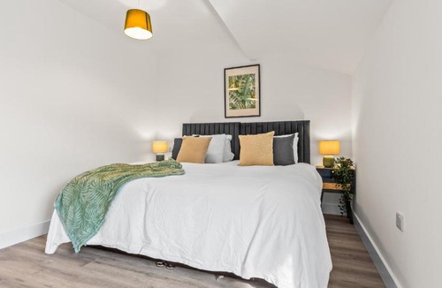 Northampton Apartment | 1BR Apartment with Sofa Bed I Prime Town Centre Location I Gold St D-Lux, Modern Amenities, Walk to Train, Bus Stations, Shops & Cafés I Leisure and Business Stays Welcome MULTIPLE UNITS AVAILABLE