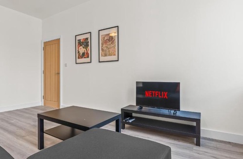 Northampton Apartment | 1BR Apartment with Sofa Bed I Prime Town Centre Location I Gold St D-Lux, Modern Amenities, Walk to Train, Bus Stations, Shops & Cafés I Leisure and Business Stays Welcome MULTIPLE UNITS AVAILABLE