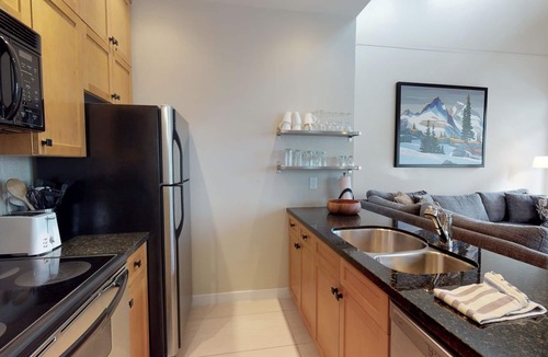 Blackcomb Condo | 1BR + Loft | Glacier Lodge | King Bed | Near Gondola | Private Balcony | Free Ski Valet