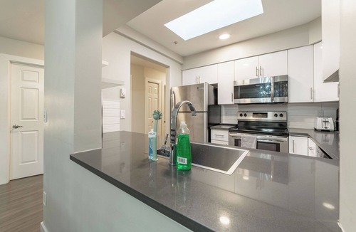 Fairview Apartment | 2 BDR Condo Walk to Granville Island @ False Creek