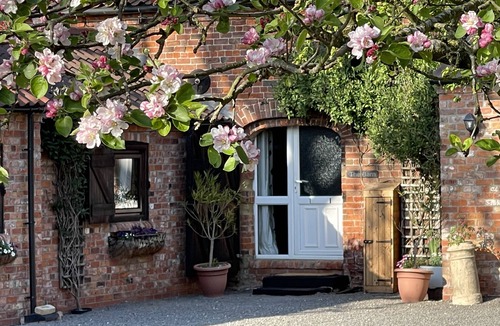 Langrick Cottage | 2-bed 18th Century Barn - Sleeps 6 - Pet Friendly