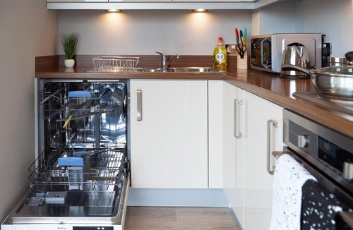 Central Milton Keynes Apartment | 2 Bed 2 Bath in Central MK, Free Parking, Smart TV