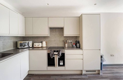 Cann Hall Apartment | 2-Bed 2-Bath New Build | Sleeps 4 | Long stay 28+ Nights