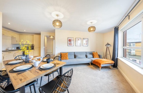 Hatfield Apartment | 2 Bed Apartment in Hatfield - Balcony - Free Gated Parking - Perfect for Long Stay Contractors