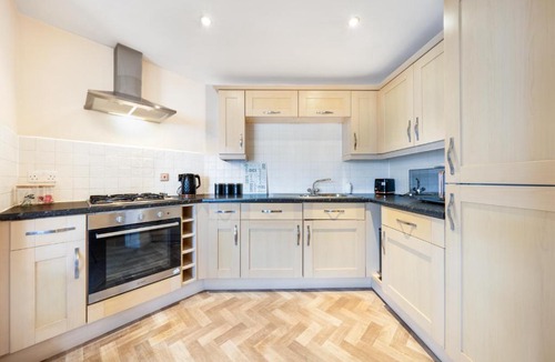 Hatfield Apartment | 2 Bed Apartment in Hatfield - Balcony - Free Gated Parking - Perfect for Long Stay Contractors