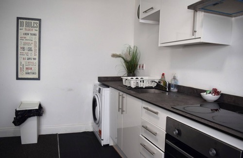 Ilkeston Apartment | 2 Bed Apartment Sleeps 6 - Pets Welcome