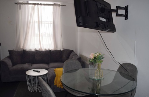Ilkeston Apartment | 2 Bed Apartment Sleeps 6 - Pets Welcome