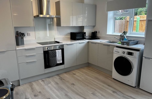 Long Eaton Apartment | 2 Bed Flat - Sleeps 4 - Pets - Garden - Parking