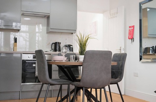 Cann Hall Apartment | 2 Bed Ground Floor Flat Forest Gate E7 0EA · WiFi | Parking | Sleeps 6