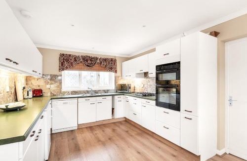Cherry Hinton Apartment | 2-Bed Home with Free Parking - 2 min Walk to Bus